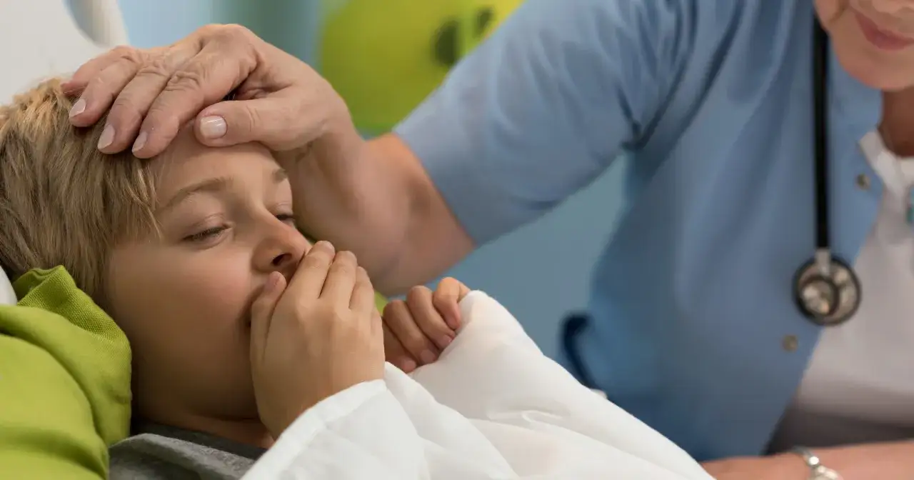 Dziecko kaszle, pielęgniarka sprawdza temperaturę. Zastanawiasz się, ile trwa kaszel u dziecka?