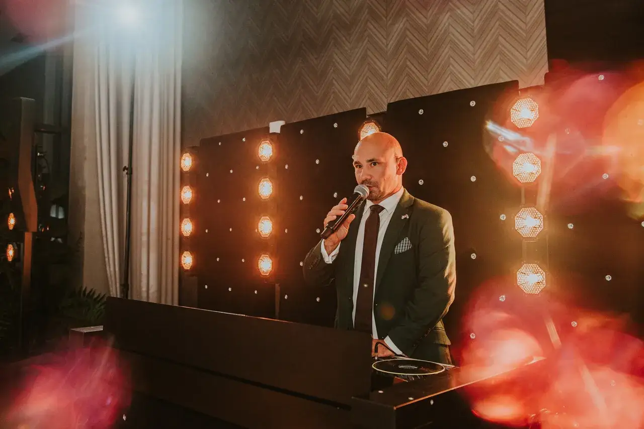 DJ na evencie firmowym, scena, profesjonalne oświetlenie
