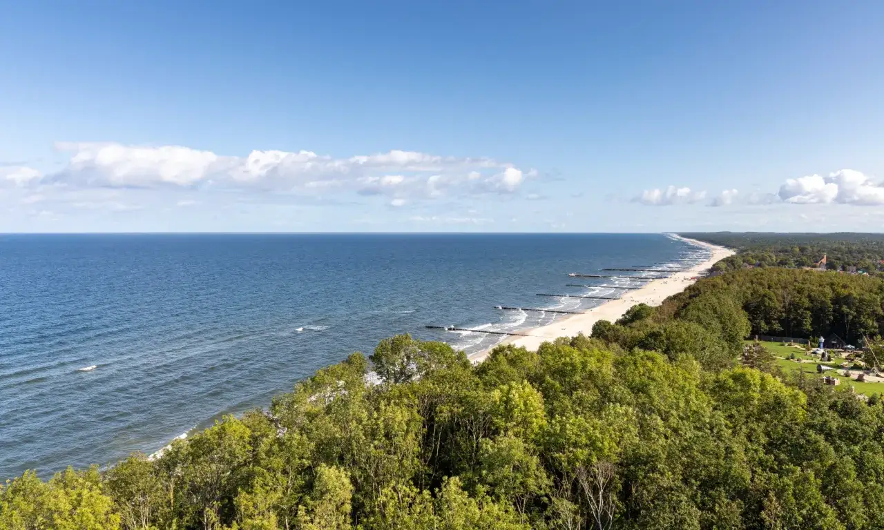 Widok na Bałtyk i polskie wybrzeże. Czy Polska ma jakieś wyspy? Nie widać ich stąd, ale linia brzegowa jest piękna.