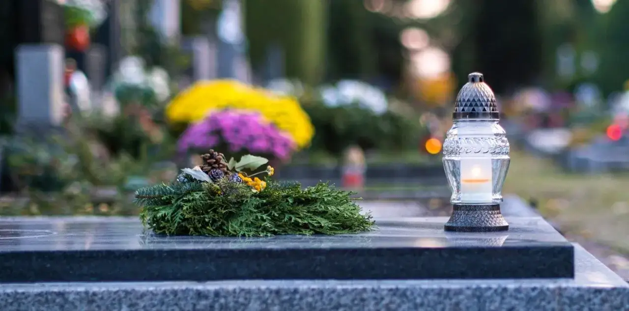 nowoczesne stroiki na grób z naturalnych materiałów