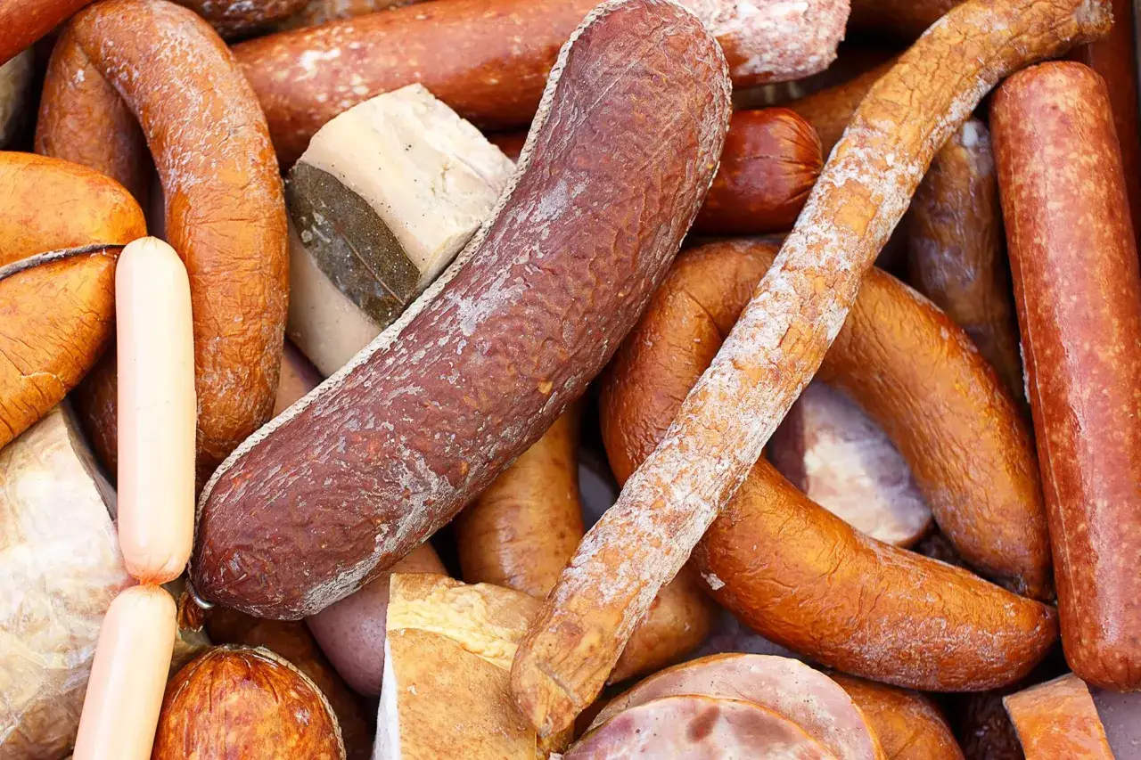 Kiełbasa swojska z białym nalotem