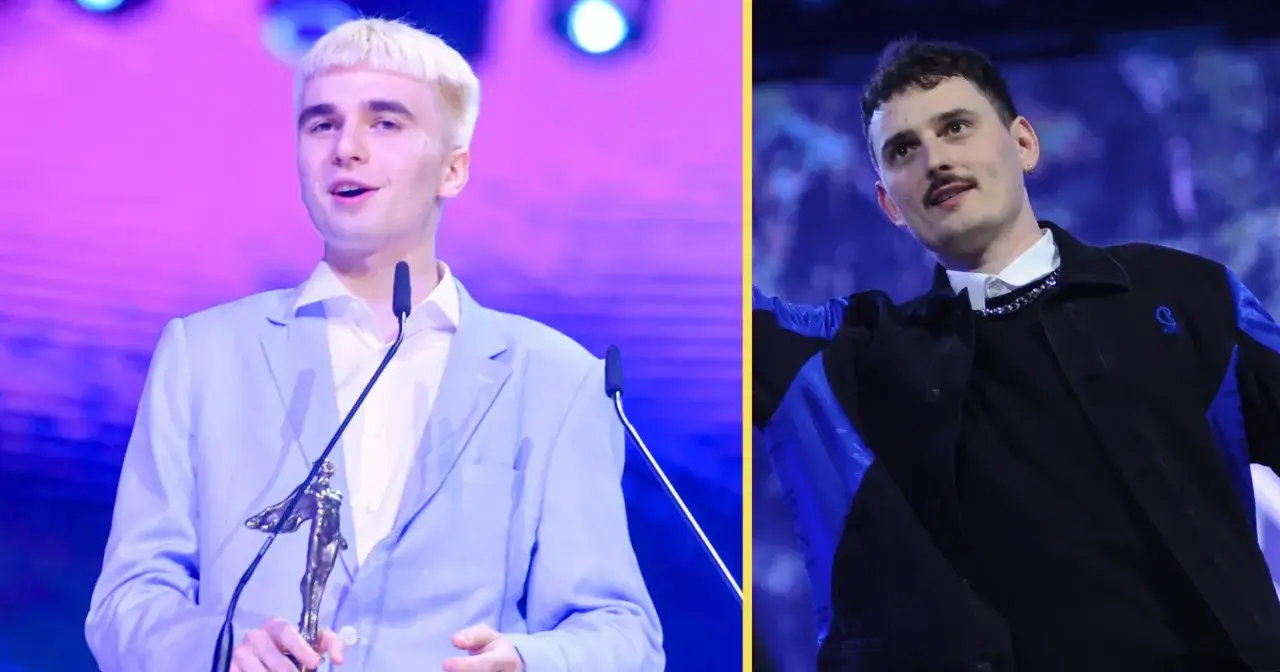 Mata z blond fryzurą odbiera nagrodę, obok Mata w czarnej kurtce.