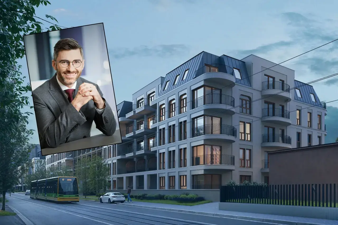 Biznesmen w garniturze uśmiecha się, patrząc na nowoczesny budynek mieszkalny. Dowiedz się, jak otworzyć firmę deweloperską i realizować takie projekty.