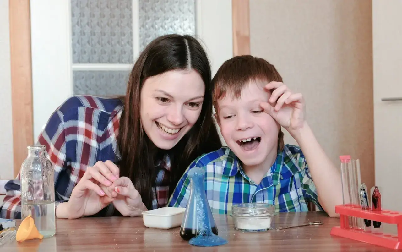 Mama i syn robią doświadczenia chemiczne klasa 7 w domu. Wesoła eksplozja w prob&oacute;wce!
