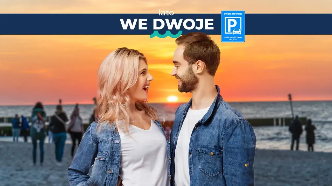 Idealny weekend dla dwojga nad morzem all inclusive. Uśmiechnięta para na plaży o zachodzie słońca.