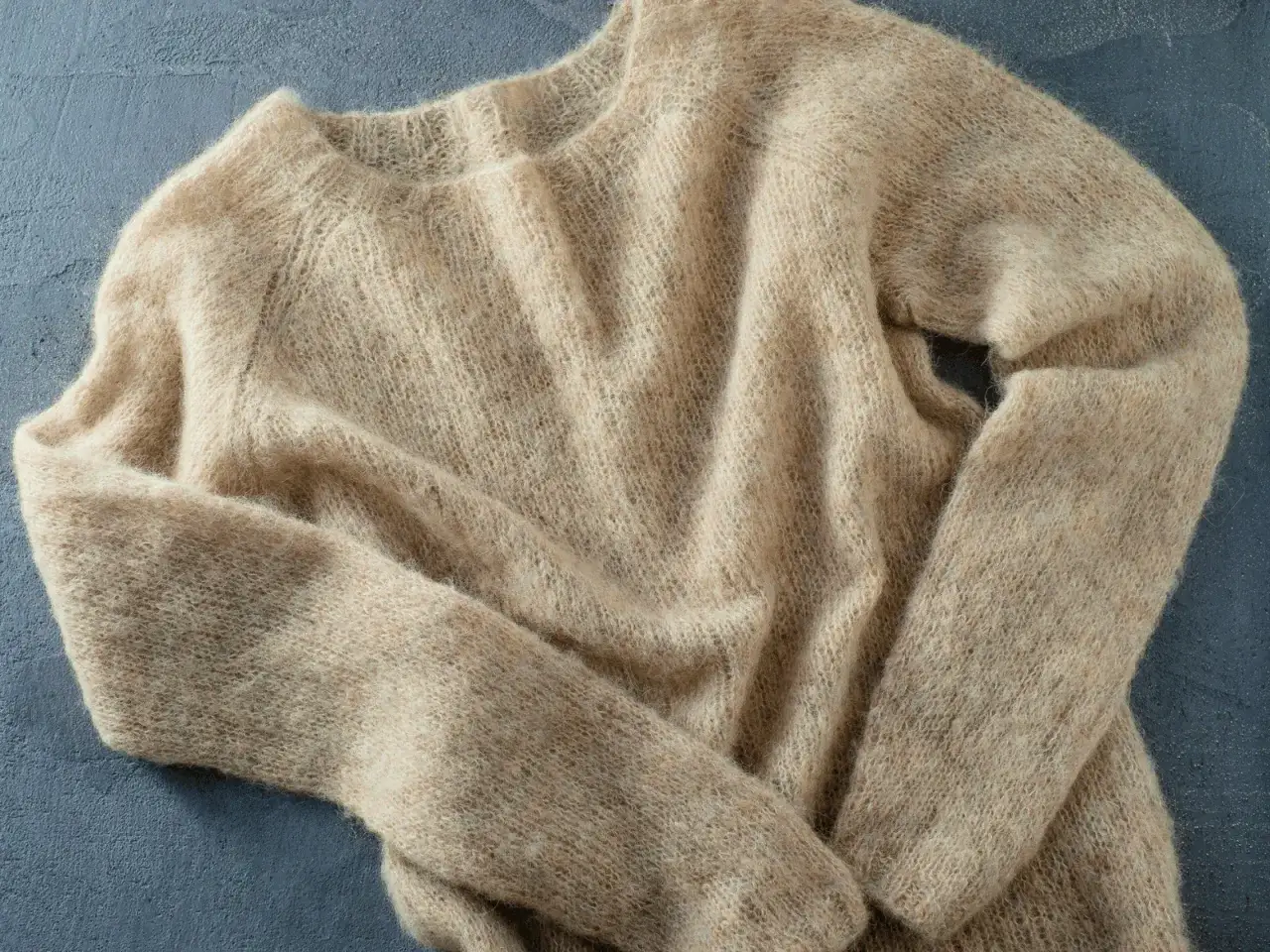 Beżowy, lekki sweter wełniany. Dowiedz się, jak zmniejszyć sweter wełniany, aby idealnie pasował.