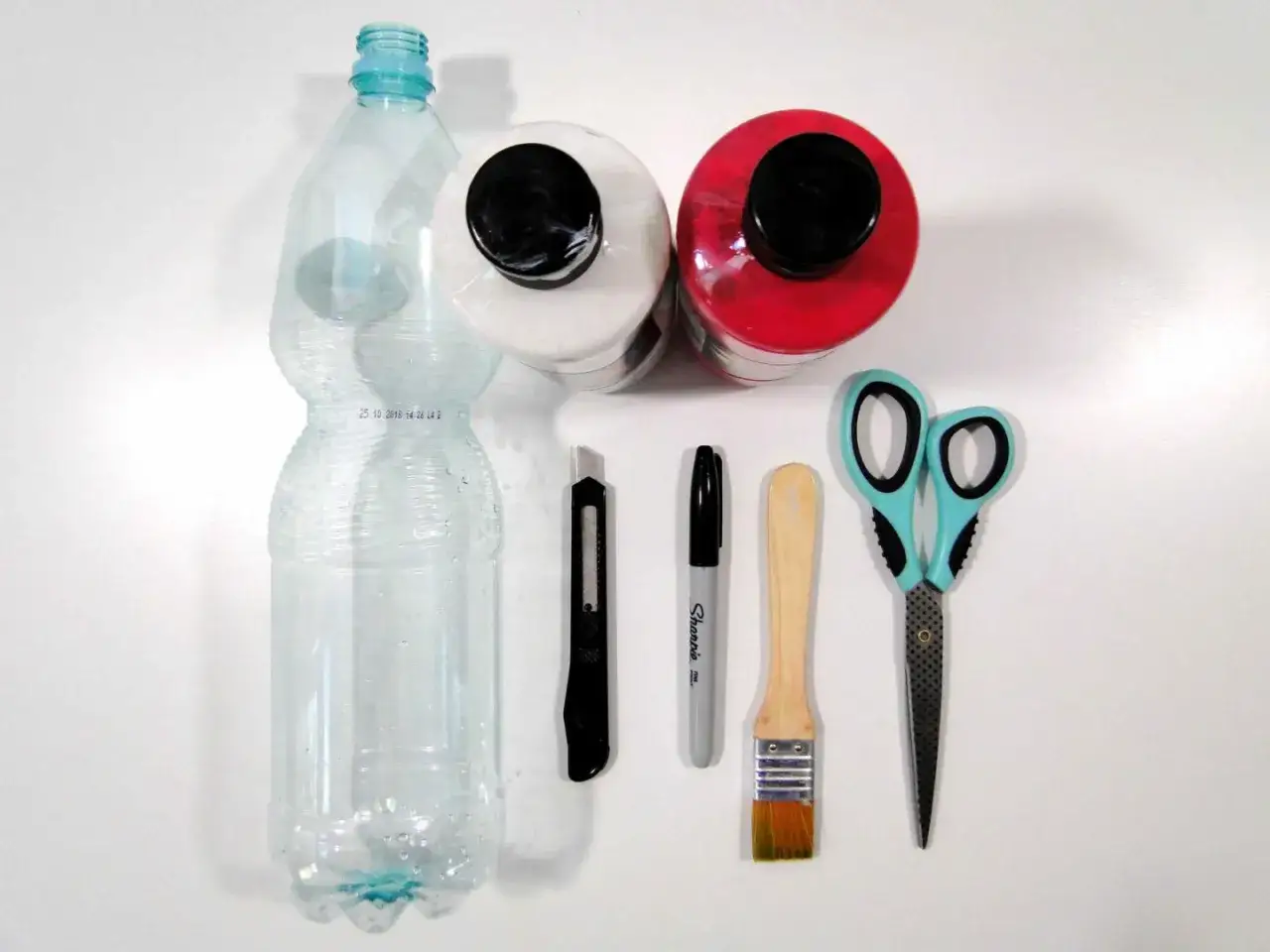 r&oacute;żne materiały do upcyklingu torebek (baner, żagiel, butelki PET)