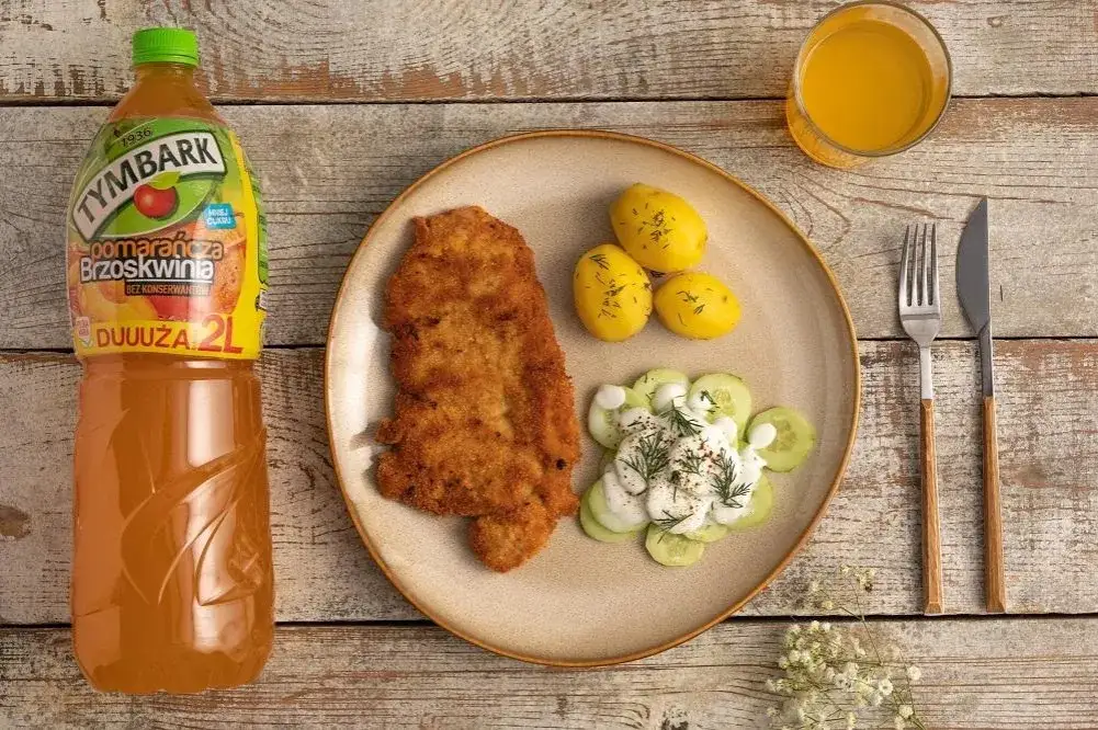 talerz z kotletem schabowym i ziemniakami