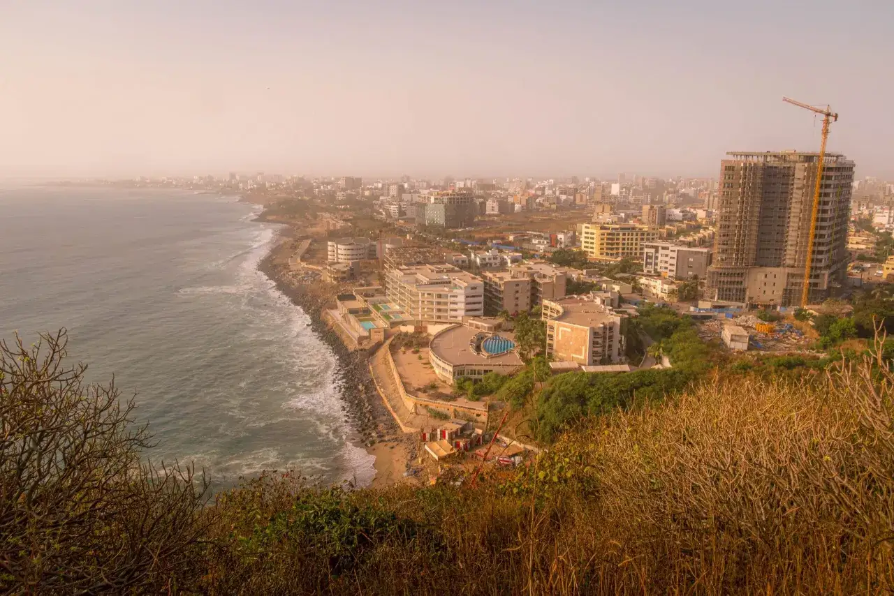 Rozległy widok na dakar miasto z wybrzeżem, budynkami i placem budowy.