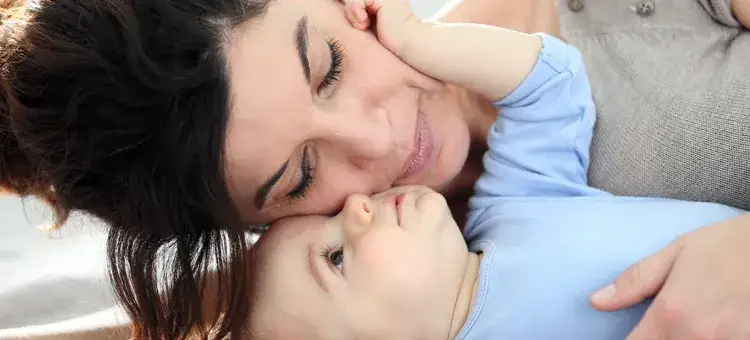 rodzic tulące niemowlę