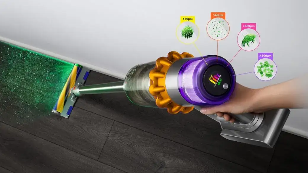 odkurzacz Dyson w akcji z podświetleniem laserowym