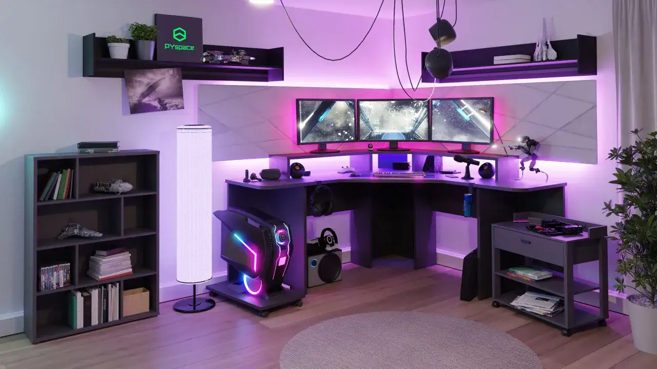 Pok&oacute;j 14 latka z gamingowym biurkiem, trzema monitorami i podświetleniem RGB. Na p&oacute;łkach modele statk&oacute;w kosmicznych i książki.