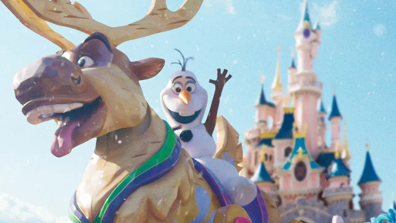 Olaf na reniferze przed zamkiem w Disneylandzie Paryż. Wspaniałe atrakcje czekają!