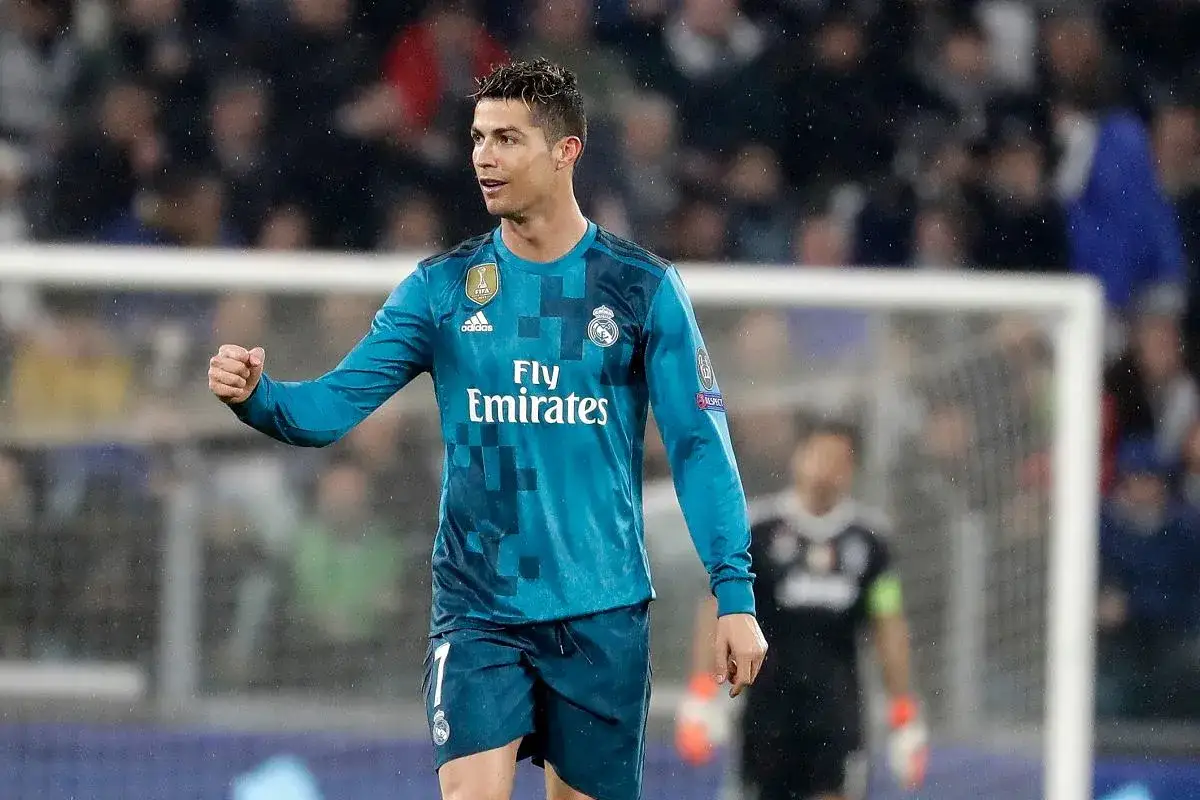 Cristiano Ronaldo w błękitnej koszulce Realu Madryt, zaciśnięta pięść. Ile goli ma Ronaldo? Tego dnia pewnie zdobył kolejnego!