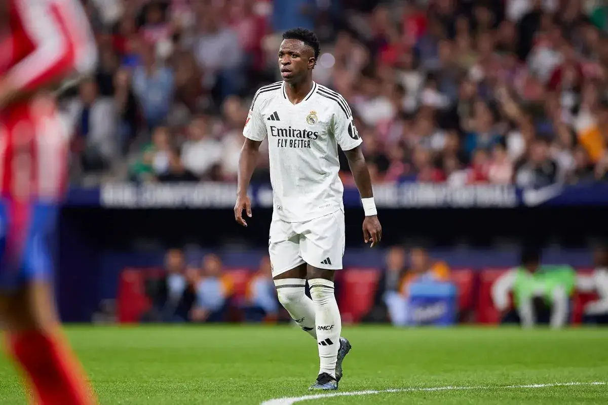 Vinícius Júnior, jeden z 100 najlepszych piłkarzy na świecie, w białej koszulce Realu Madryt na boisku.