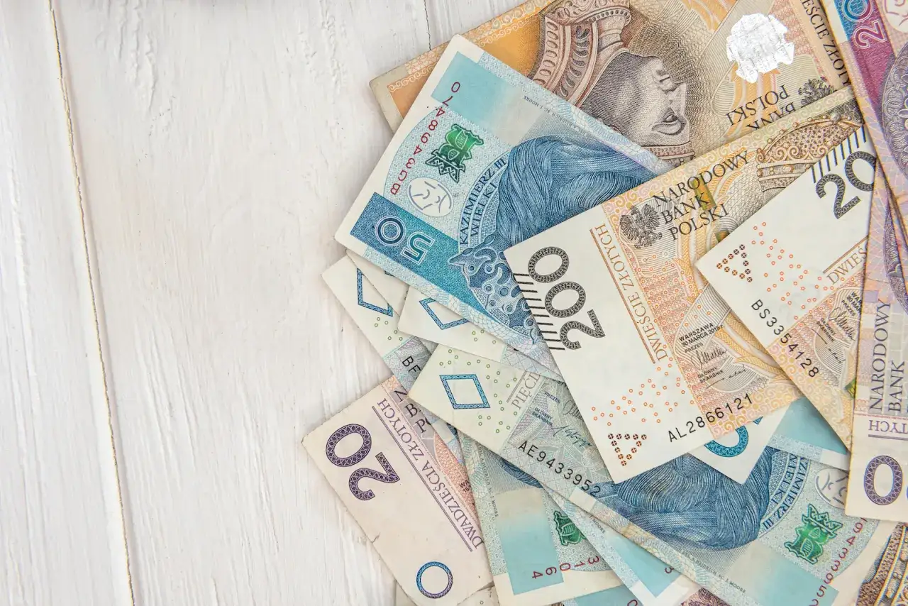 Zbiór polskich banknotów o nominałach 20, 50 i 200 zł. Pytanie, czy delegacja podlega zajęciu komorniczemu, pozostaje otwarte.