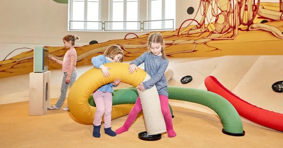 Kleinkind spielt in Indoor-Spielplatz oder Museum