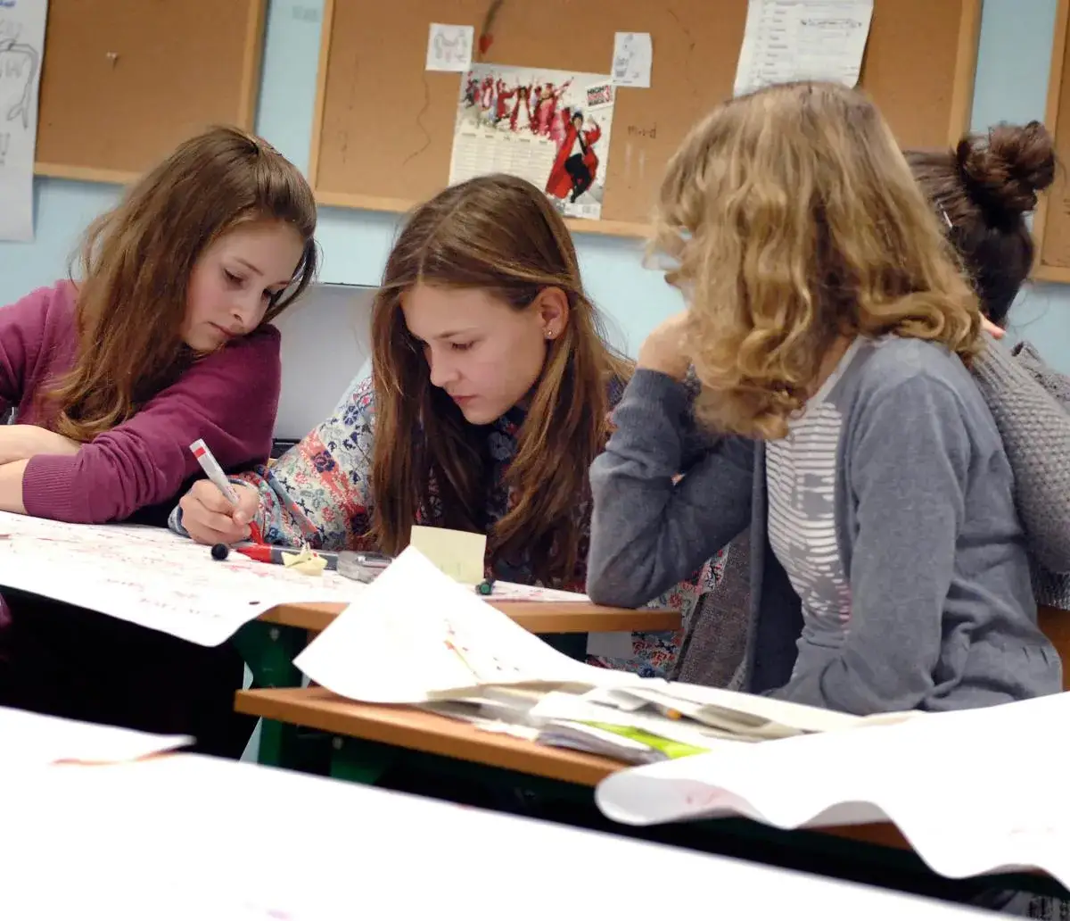 Uczniowie dyskutujący w klasie, młodzież w debacie