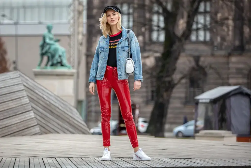 Stylizacje z czerwonymi spodniami do pracy i na co dzień