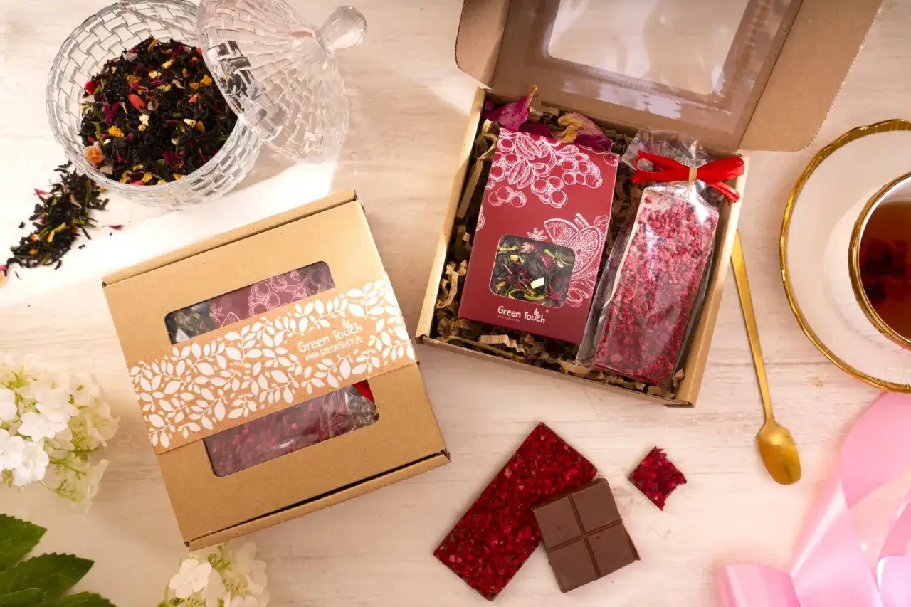Idealny prezent na Dzień Kobiet: eleganckie pudełka z herbatą i czekoladą, ozdobione kwiatami i wstążką.