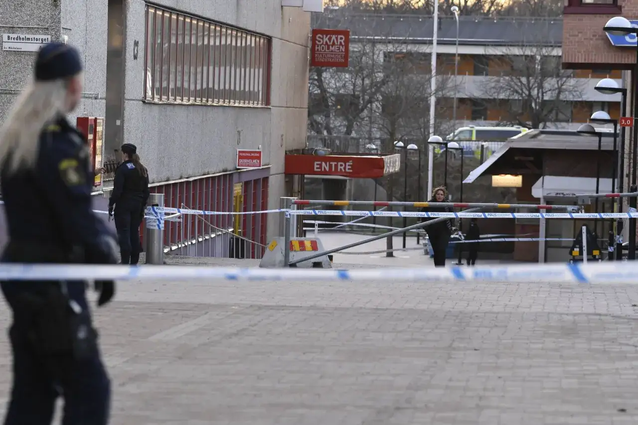 Policja zabezpiecza teren w Sztokholmie. Czy Sztokholm jest bezpieczny? Widać taśmy policyjne i funkcjonariuszy.