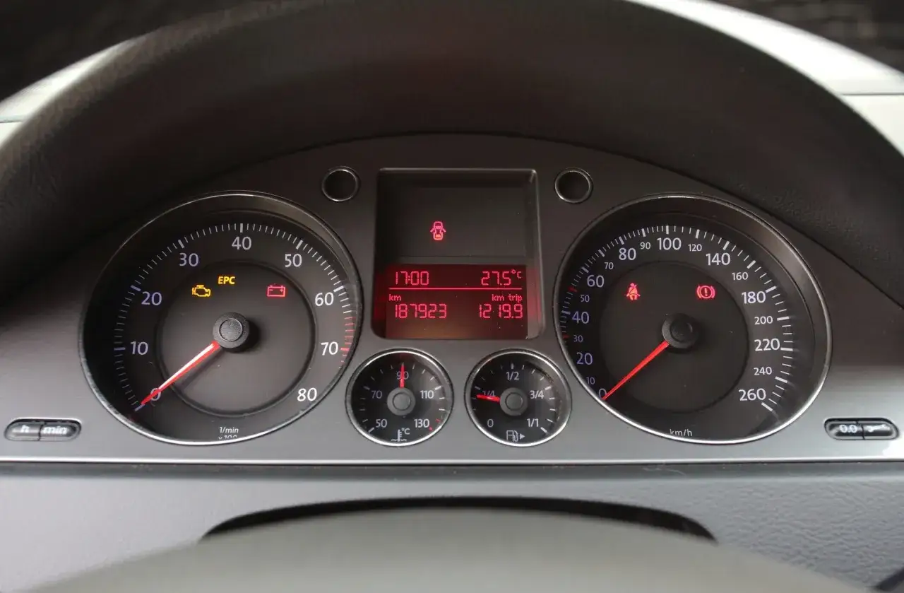 Wskaźniki Passata B6 1.9 TDI: kontrolki EPC, silnika, baterii, pasów, ABS. Temperatura 27.5°C, przebieg 187923 km. Wskaźnik paliwa bliski 1/1.