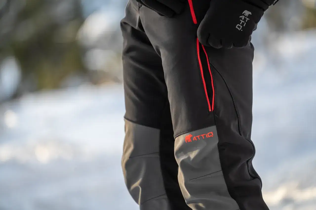 Czarne spodnie z czerwonymi zamkami i szarymi wstawkami, idealne jako jakie spodnie w g&oacute;ry zimą. Logo ATTIC.