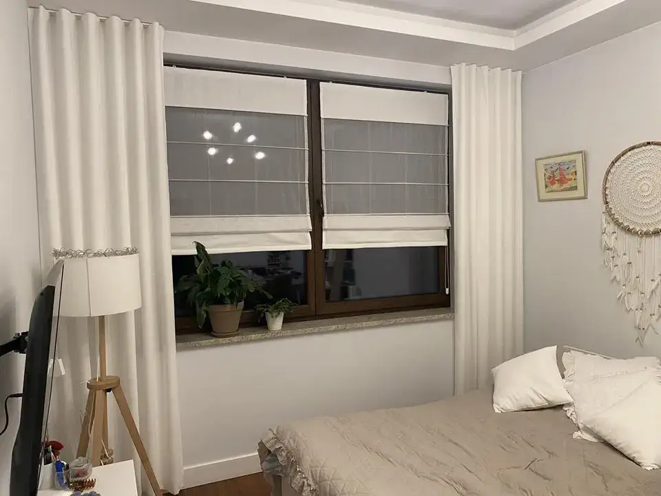 Sypialnia rolety i zasłony razem