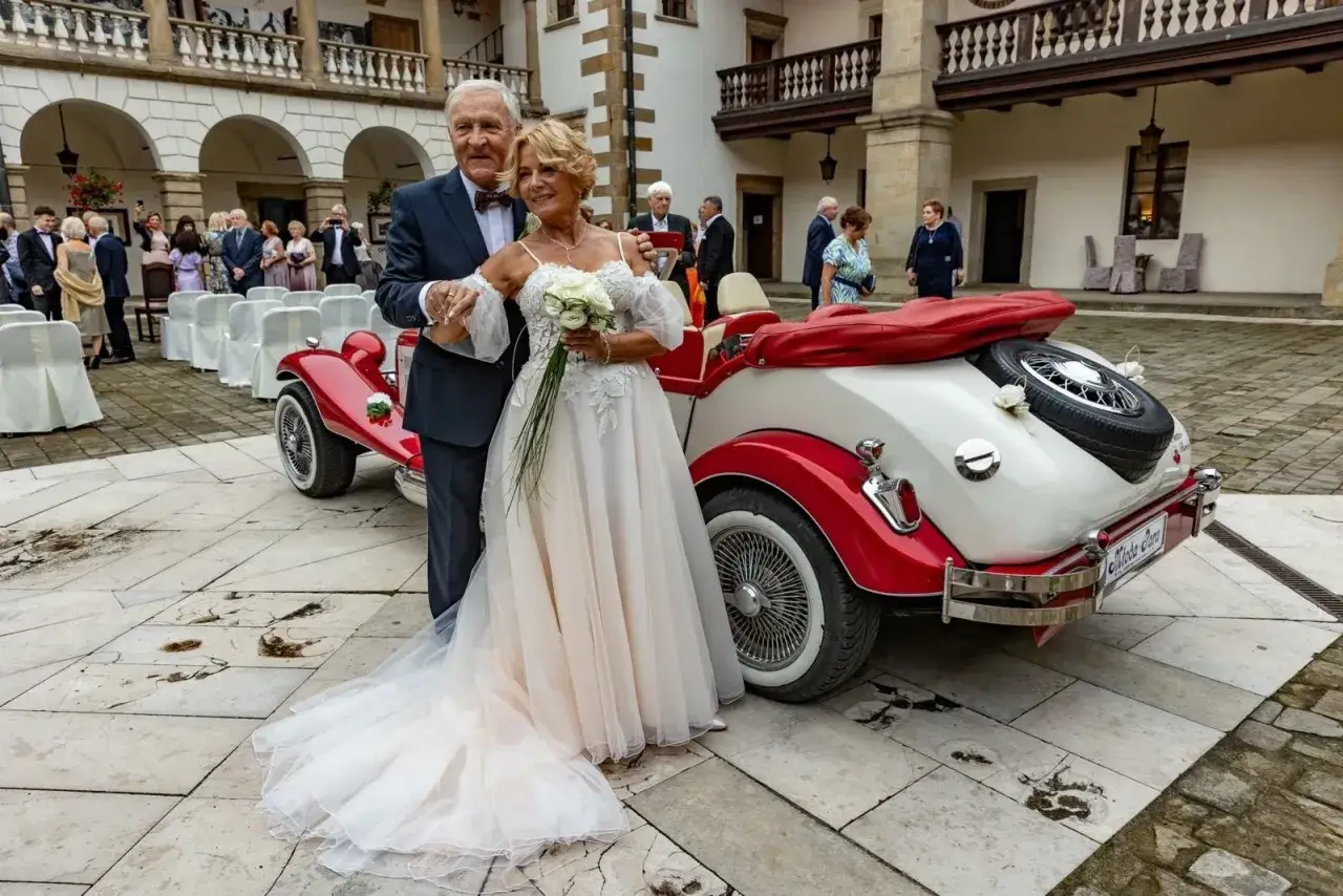 para senior&oacute;w świętująca 35 rocznicę ślubu w ogrodzie