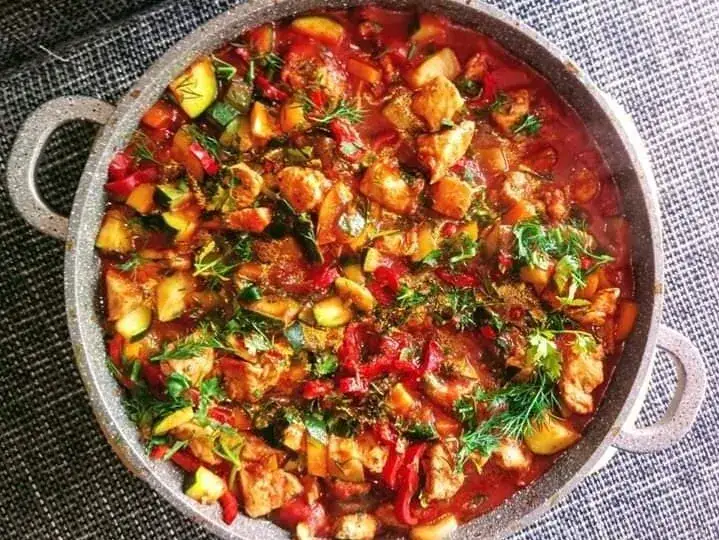 danie jednogarnkowe leczo gulasz