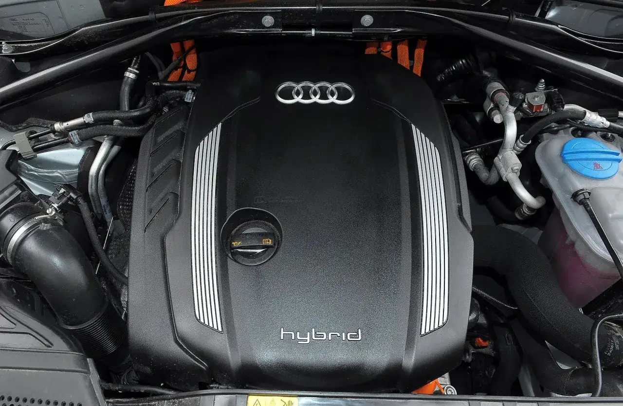 Silnik Audi z napisem 