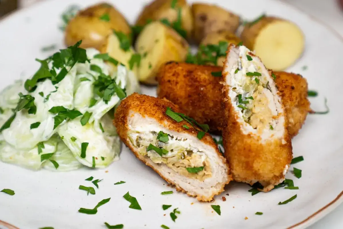 Schabowe rolady z farszem, ziemniaki i mizeria – idealne danie, by dowiedzieć się, co zrobić ze schabu na obiad.