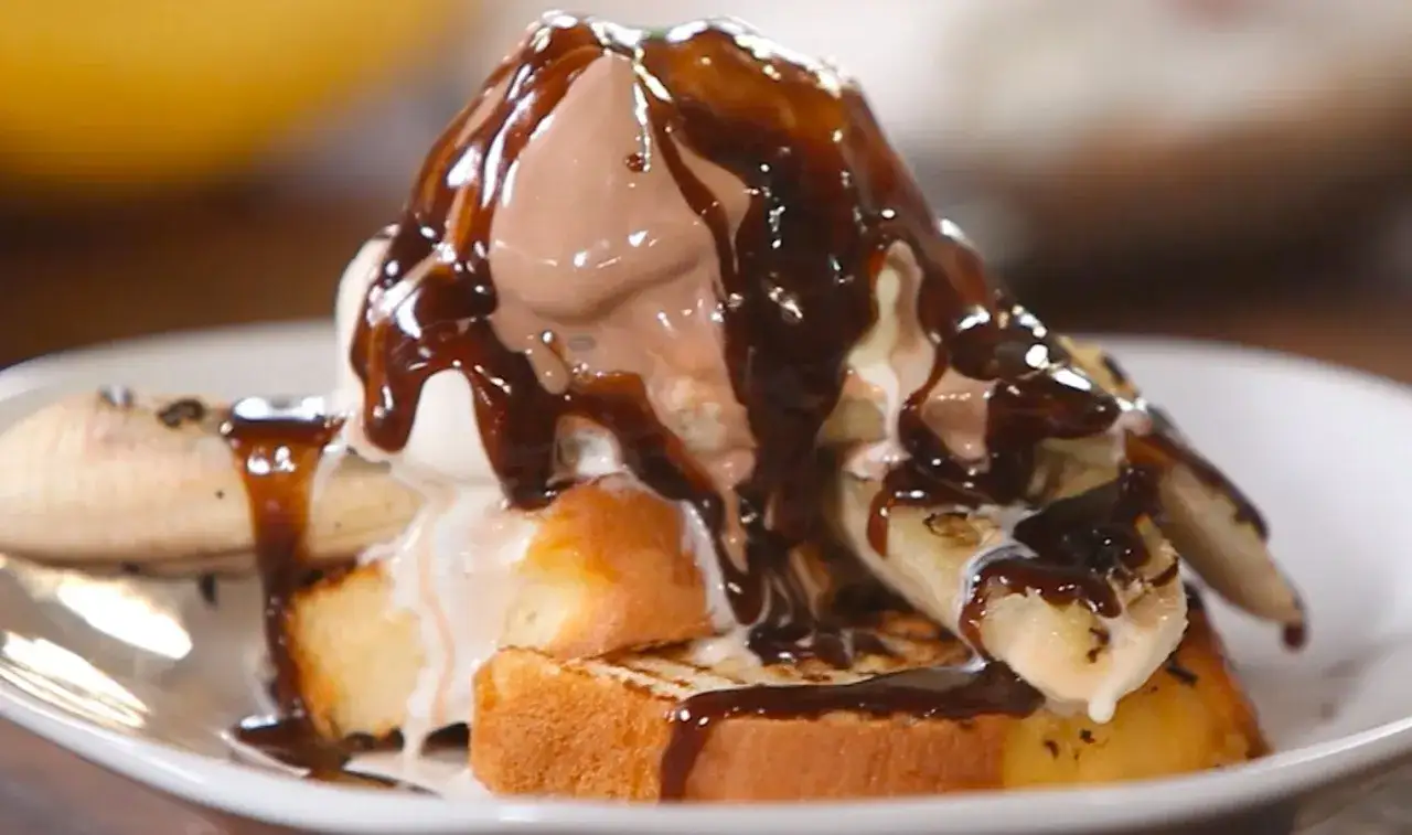 Grillowane banany z lodami i czekoladą, podane na grzankach. Pyszny deser!