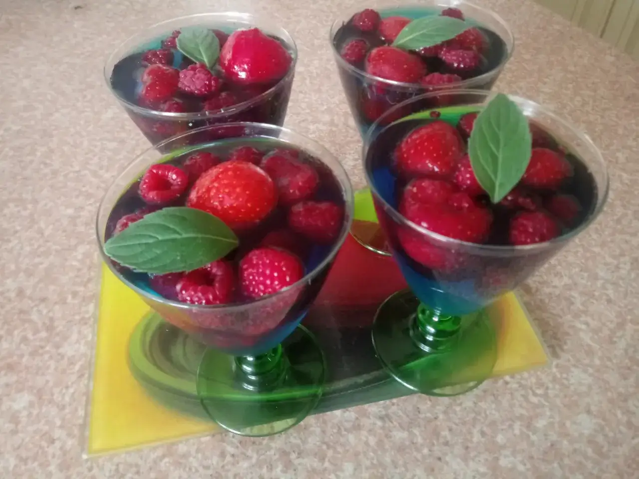 Kolorowa galaretka z malinami i truskawkami. Czy do galaretki można dodać mrożone owoce? Tak, wygląda pysznie!