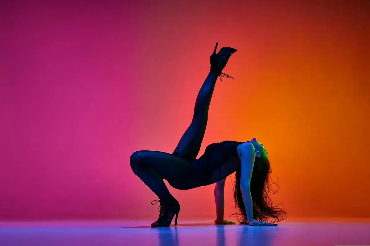 Kobieta tańcząca high heels