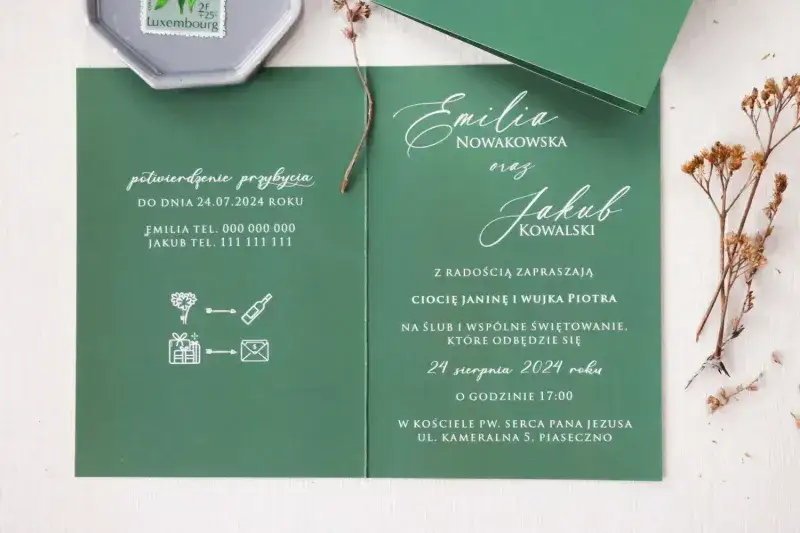 Eleganckie zaproszenie ślubne z kaligrafią na stole