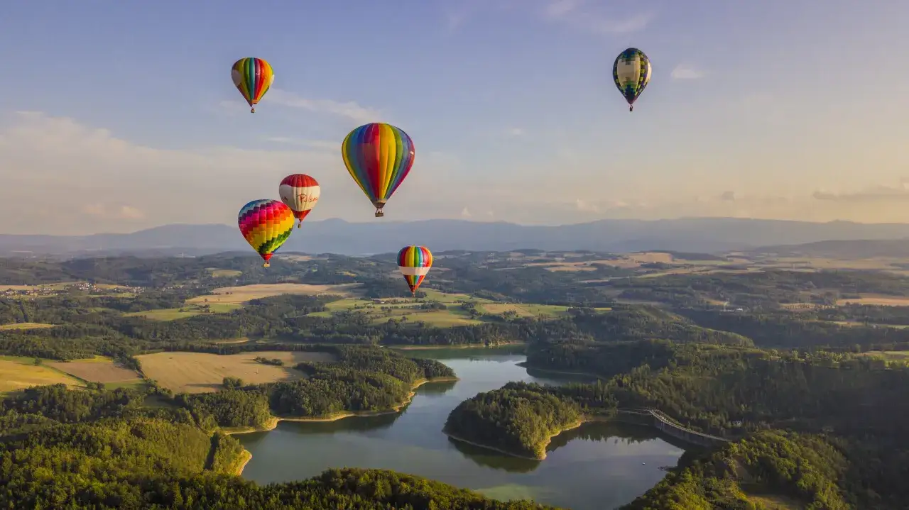 Balon nad polskim krajobrazem, zach&oacute;d słońca