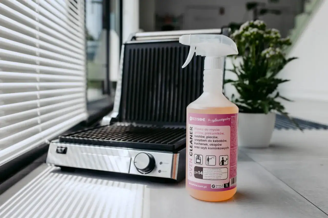 Płyn do czyszczenia grilla i piekarnika z przypalonego tłuszczu. Jak wyczyścić piekarnik z przypalonego tłuszczu? Ten środek to rozwiązanie.
