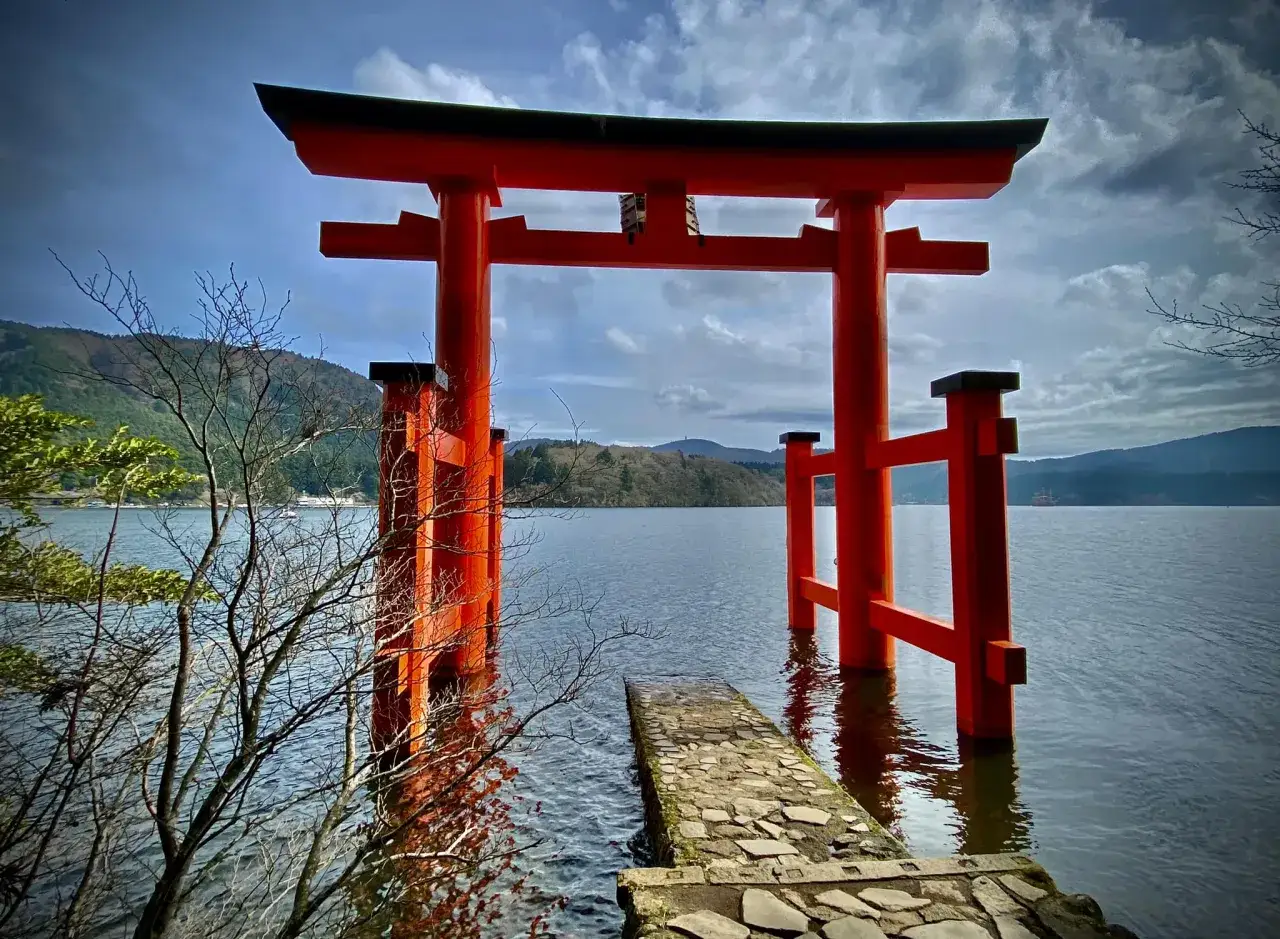 Czerwona brama torii w jeziorze, symbol Japonii. Warto zobaczyć w Japonii to miejsce, gdzie tradycja spotyka się z naturą.