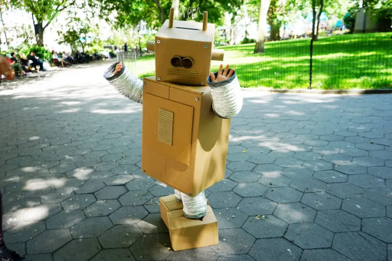 str&oacute;j robota z kartonu DIY dla dzieci
