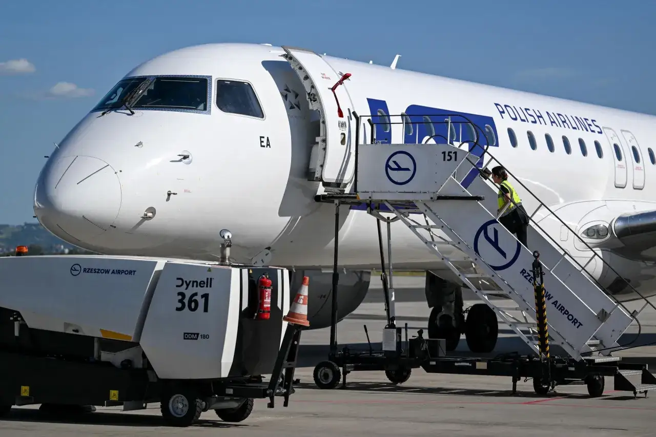 Samolot Polish Airlines na lotnisku w Rzeszowie. Zastanawiasz się, ile trwa lot do Dubaju bez przesiadek? Czas ten wynosi ok. 5-6 godzin.