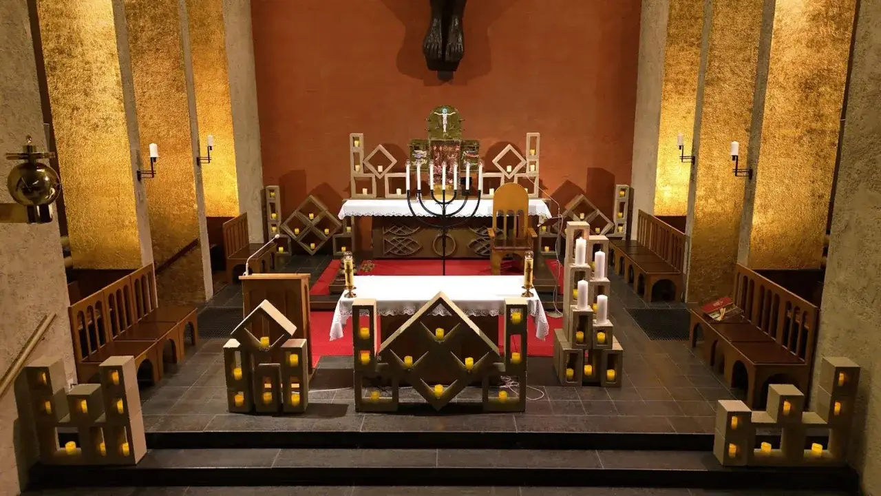 Piękne dekoracje adwentowe w kościele, z mnóstwem świec tworzących ciepły, przytulny nastrój.