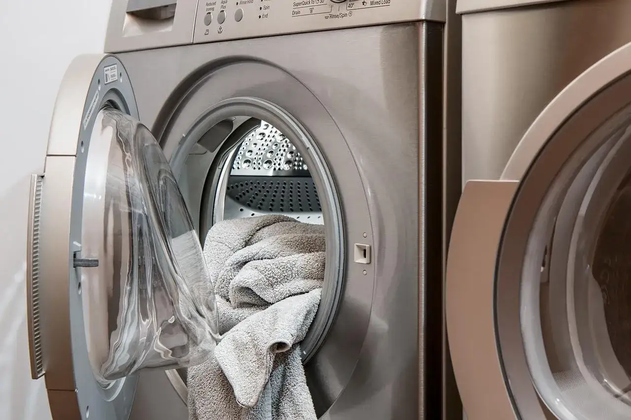 Pralka Beko z otwartymi drzwiczkami i ręcznikiem w środku. Czy pralki Beko są awaryjne? Ta wygląda na solidną.