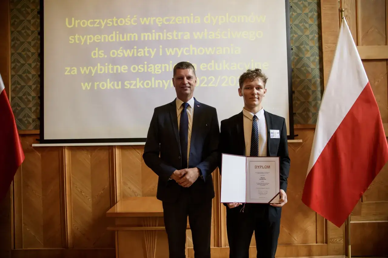 Uczeń z dyplomem stypendium