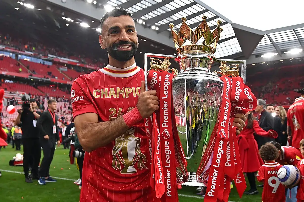 Piłkarz Liverpoolu, król strzelców Premier League, z pucharem mistrzowskim.