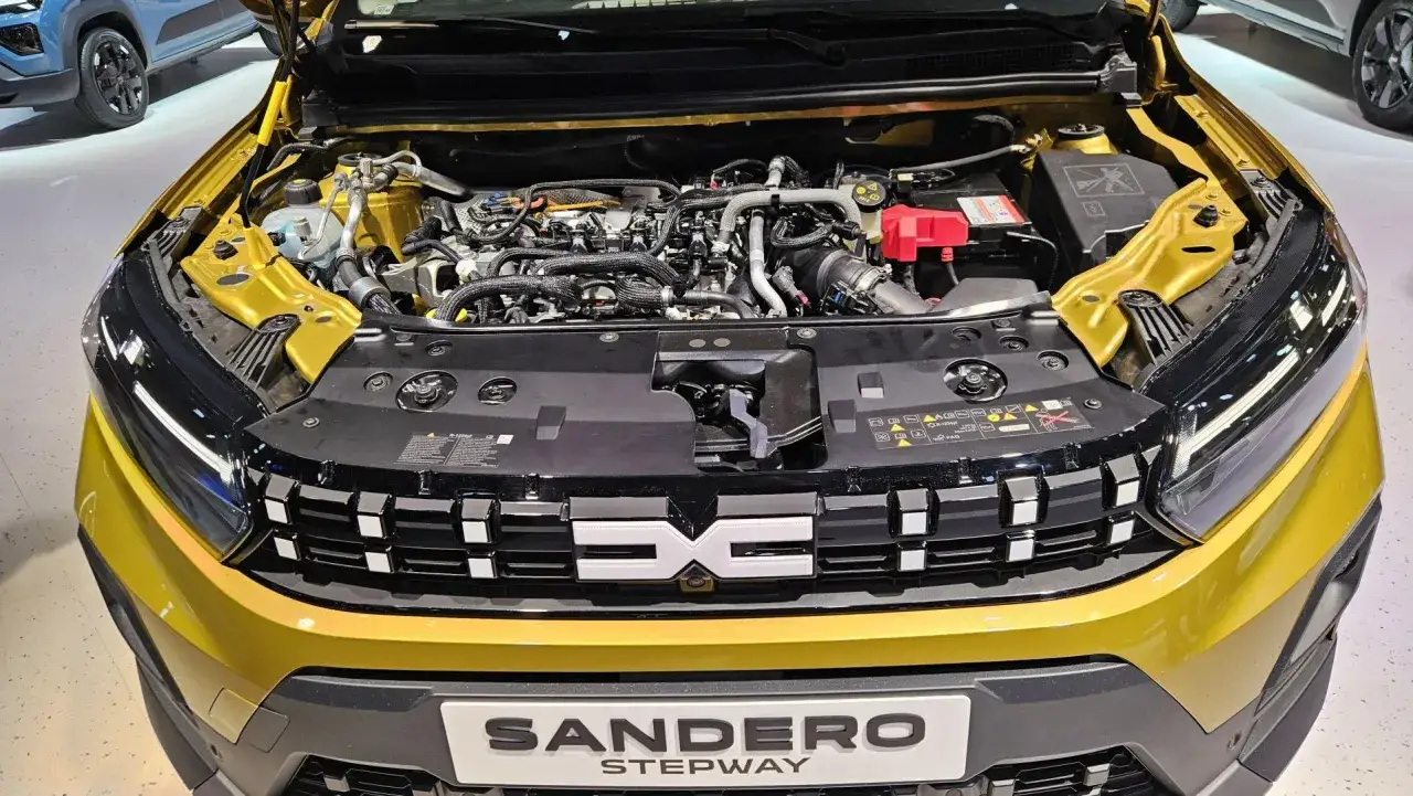 Silniki Dacia Sandero Stepway w całej okazałości. Złoty lakier i nowoczesna krata wlotu powietrza podkreślają jego charakter.