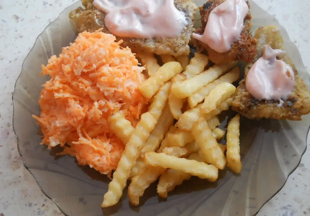 Talerz świeżej smażonej ryby z frytkami i surówką