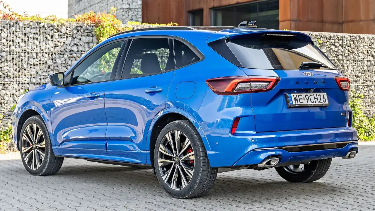 Niebieski Ford Kuga, zgrabny SUV, idealny do miasta i na dalsze trasy. Sprawdź jego wymiary!