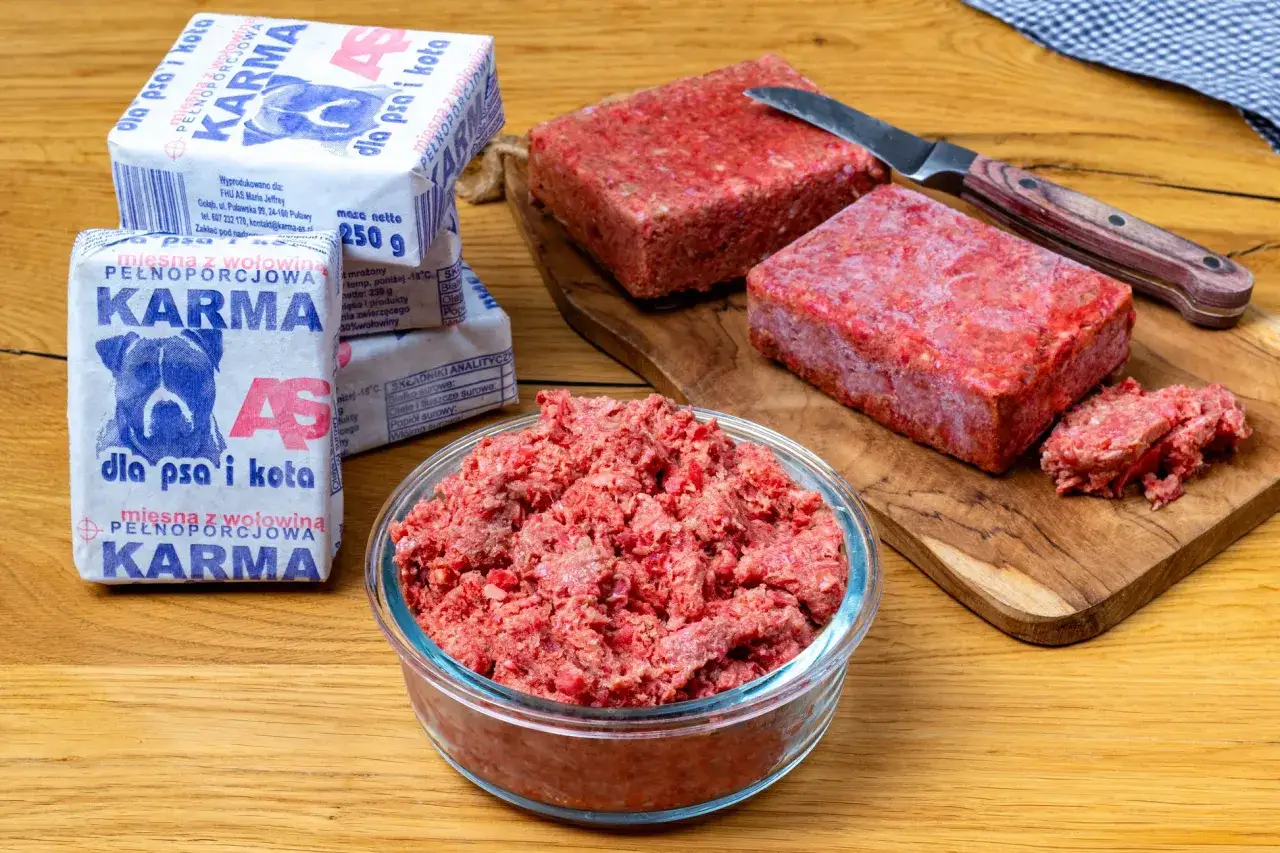 Surowe mięso wołowe Karma dla psa i kota, w blokach i mielone, gotowe do podania.