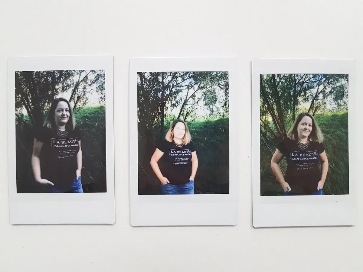 Trzy zdjęcia instax hi key z kobietą w czarnej koszulce z napisem 